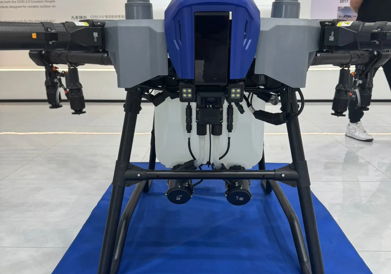 Dron agrícola EAVision J150 en parcela, marca que llega a España y Portugal
