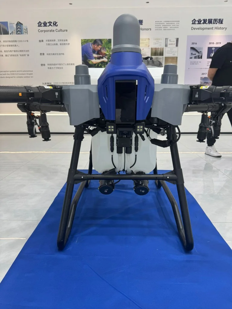 EAVision J150: vista frontal real con módulos de percepción y depósito