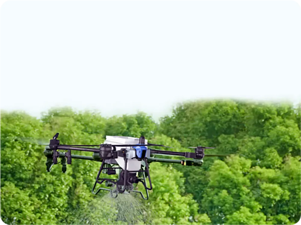 Dron EAVision J150 pulverizando junto a vegetación arbórea densa