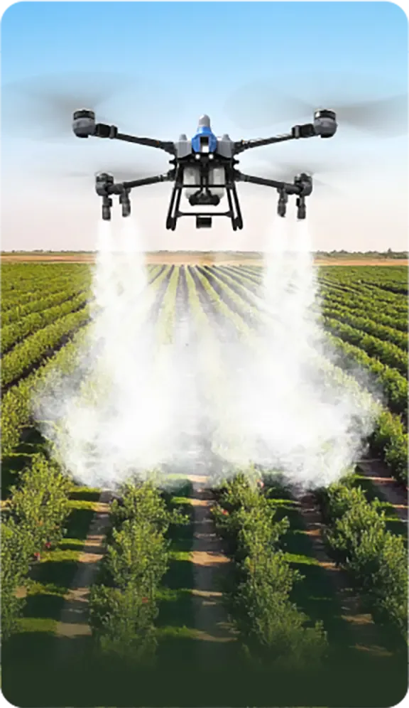 Dron EAVision J150 pulverizando líquido sobre hileras de frutales