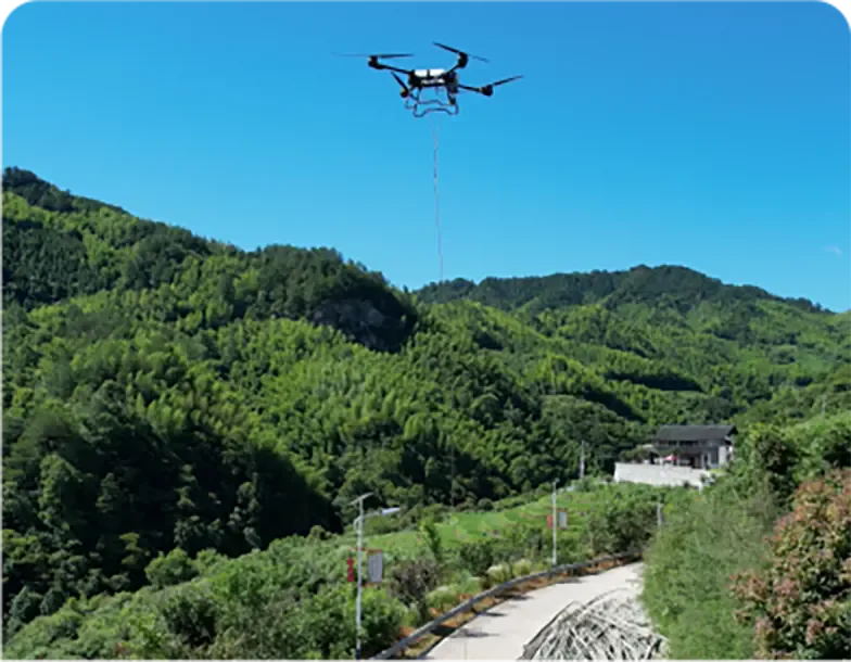 EAVision J150 en vuelo de elevación con cable de carga sobre terreno complejo