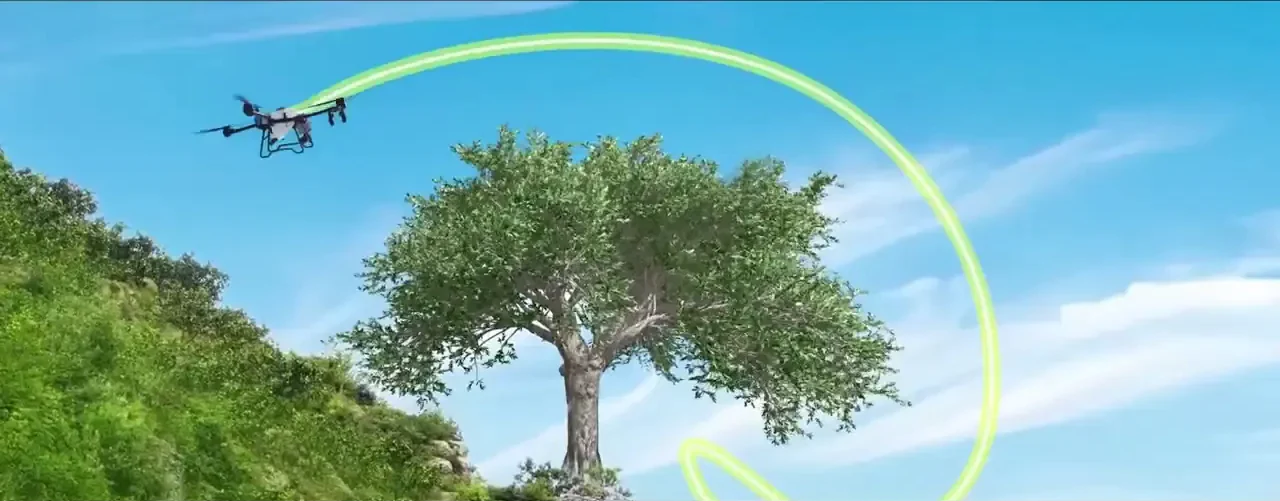 Dron EAVision J150 maniobrando junto a un árbol con trayectoria de percepción sobre terreno en pendiente