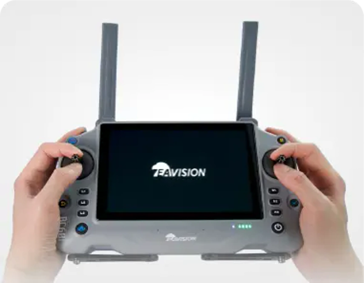 Mando o radiocontrol EAV-RC60 con pantalla integrada y antenas, sujetado con ambas manos