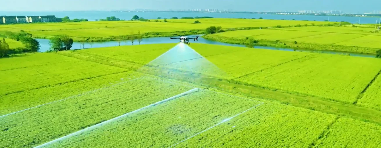 Dron EAVision J150 realizando captura de datos con proyección de malla sobre el cultivo
